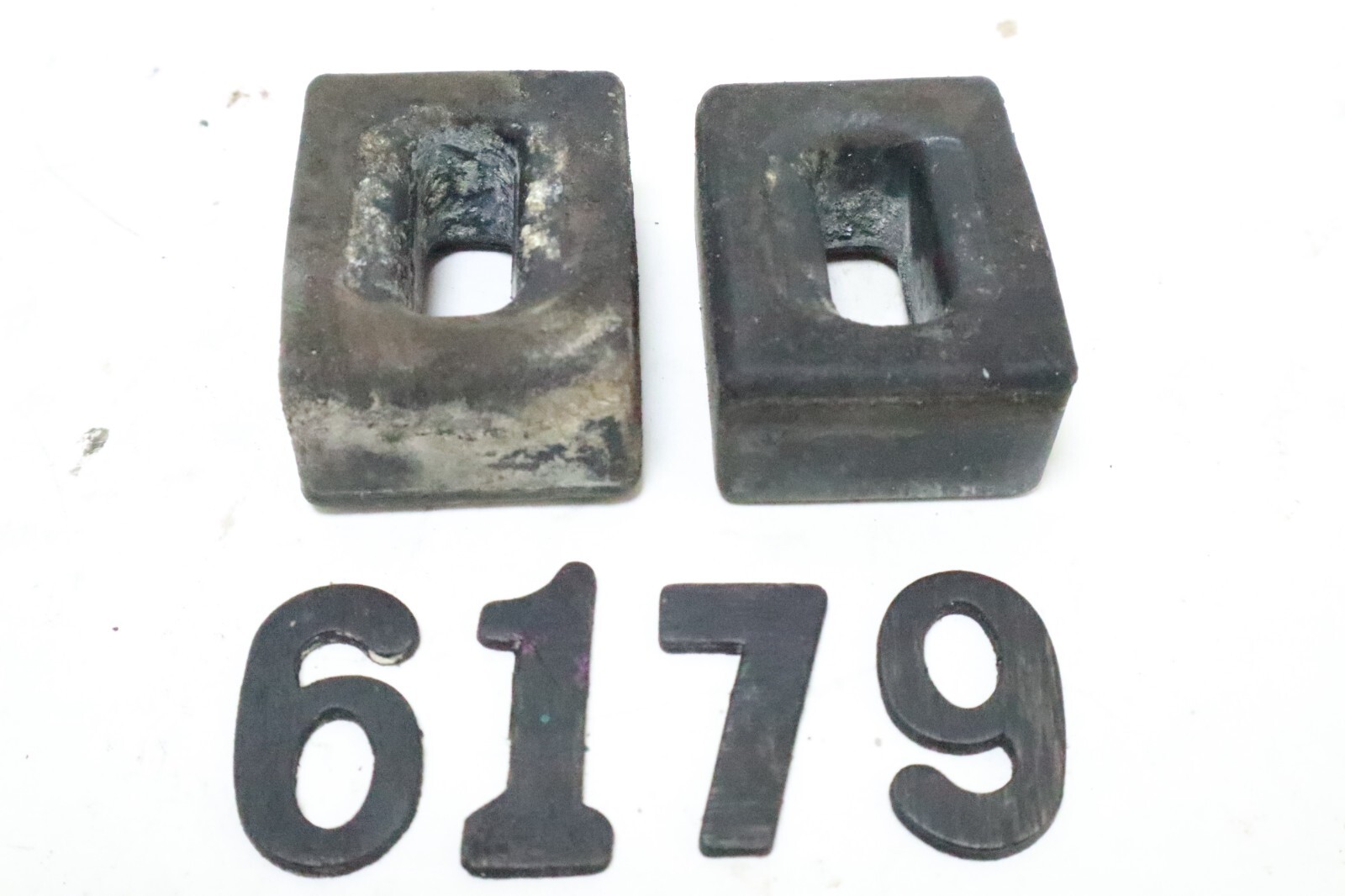 Johnson Evinrude OMC 554334 pair Exhaust Tube Bumper 303961 Retainer - Used - Image 2
