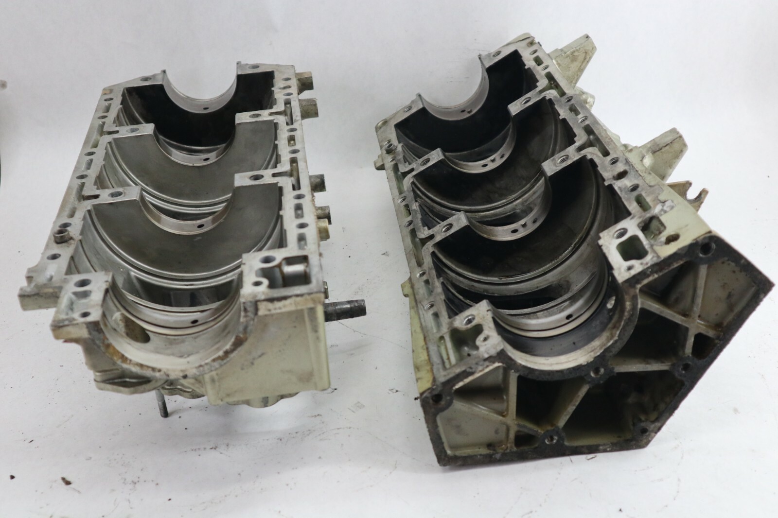 Suzuki DT200 200 hp outboard crankshaft block - Image 4