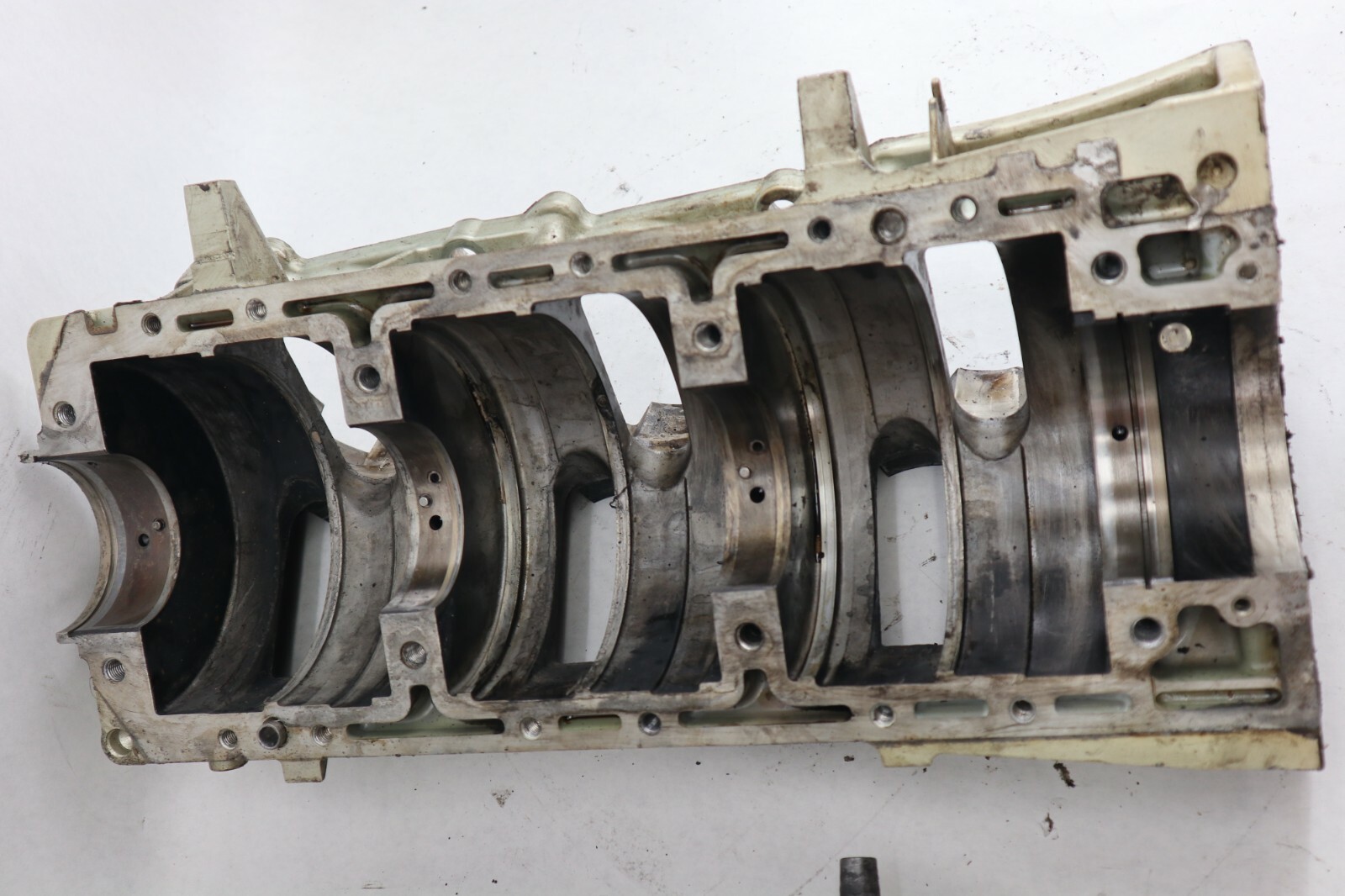 Suzuki DT200 200 hp outboard crankshaft block - Image 7