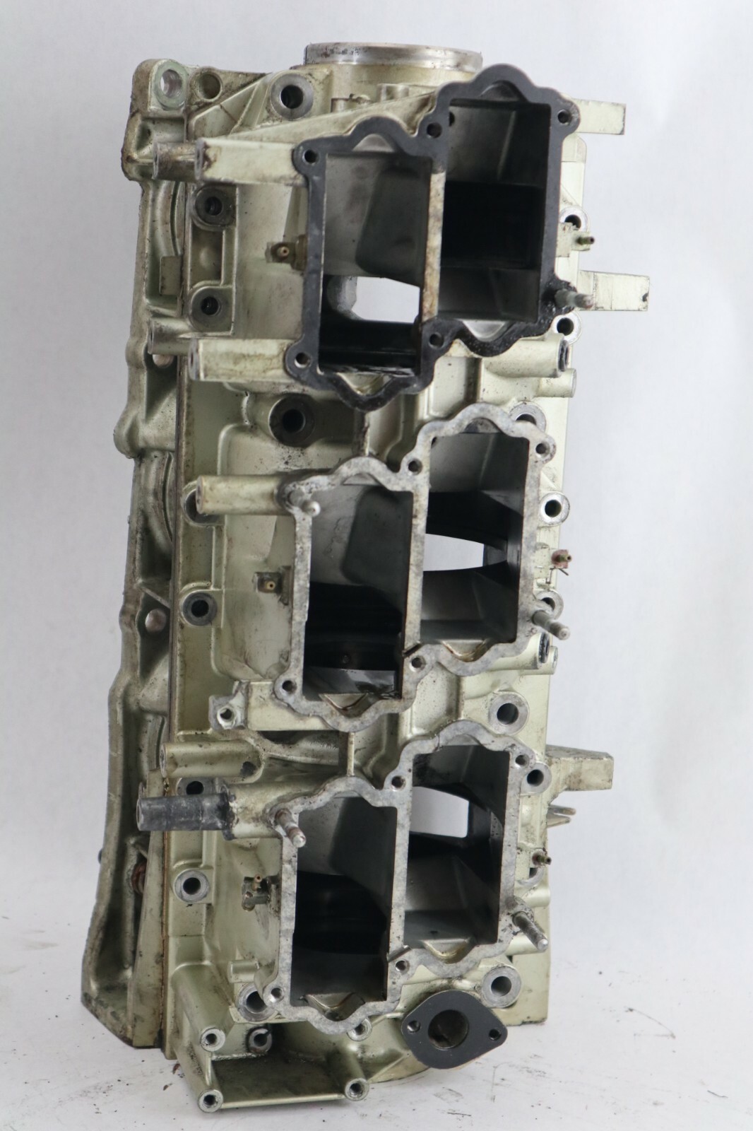 Suzuki DT200 200 hp outboard crankshaft block - Image 9
