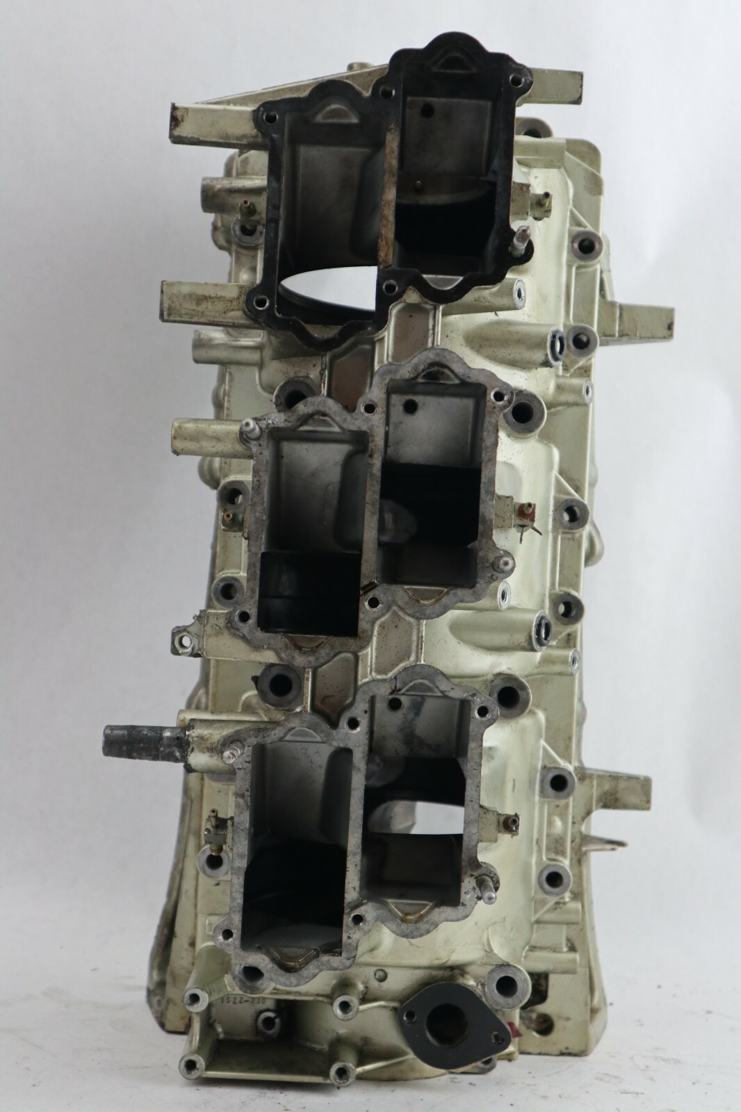 Suzuki DT200 200 hp outboard crankshaft block - Image 11