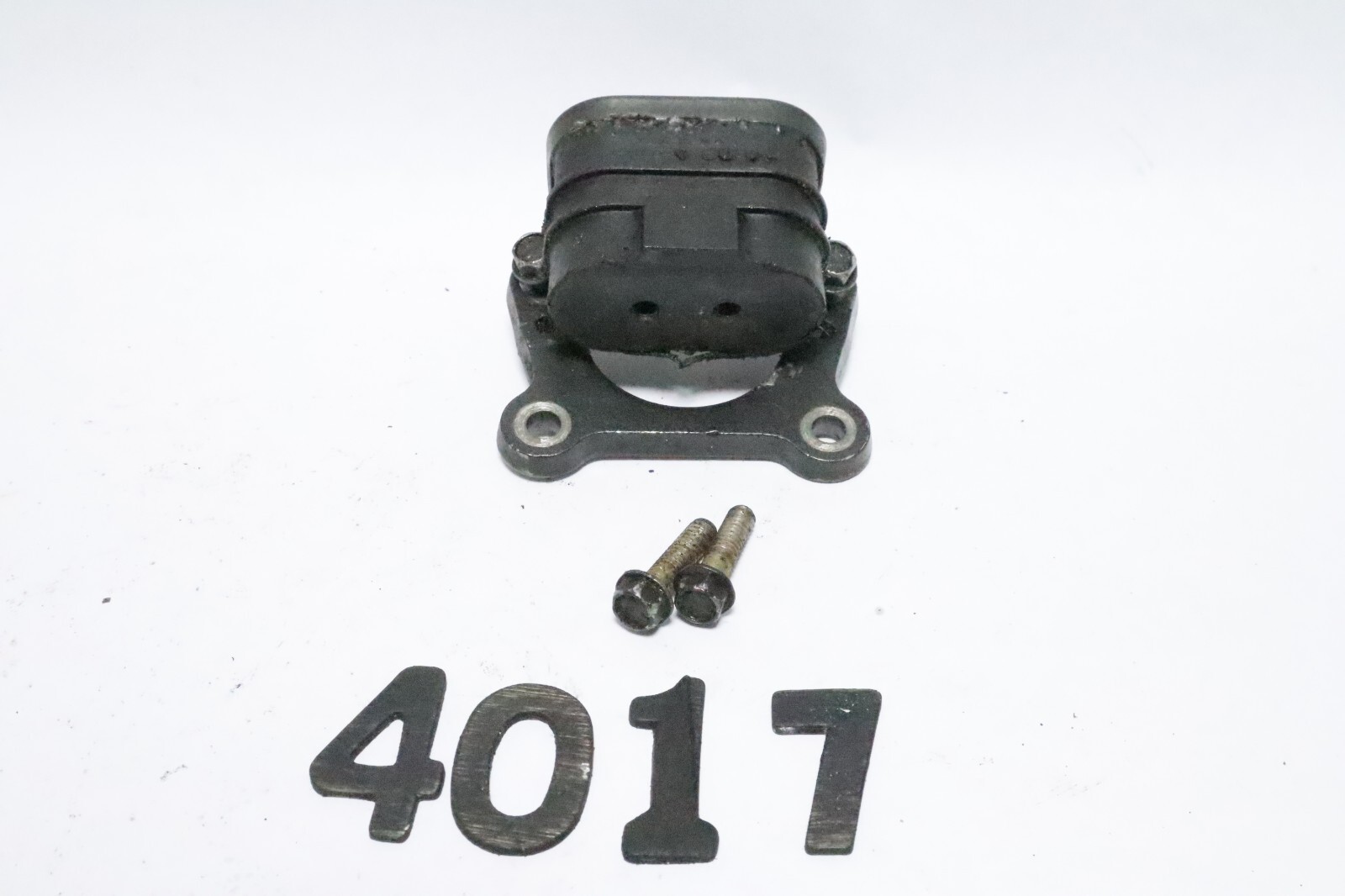 91-95 Force Outboard 40 50 HP Upper Shock Mount and Bracket F203965-1 F684354 - Image 2