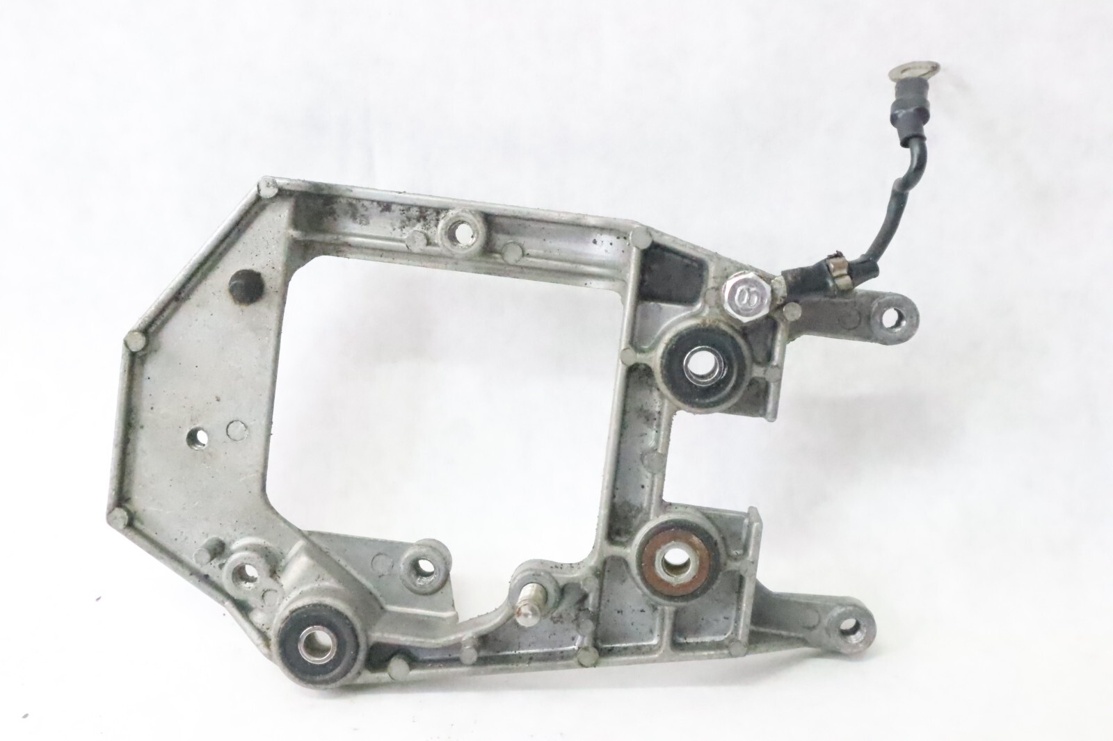 1990-1997 Yamaha 25hp 2 stroke outboard electronics bracket (695-85542-00-94) - Image 7