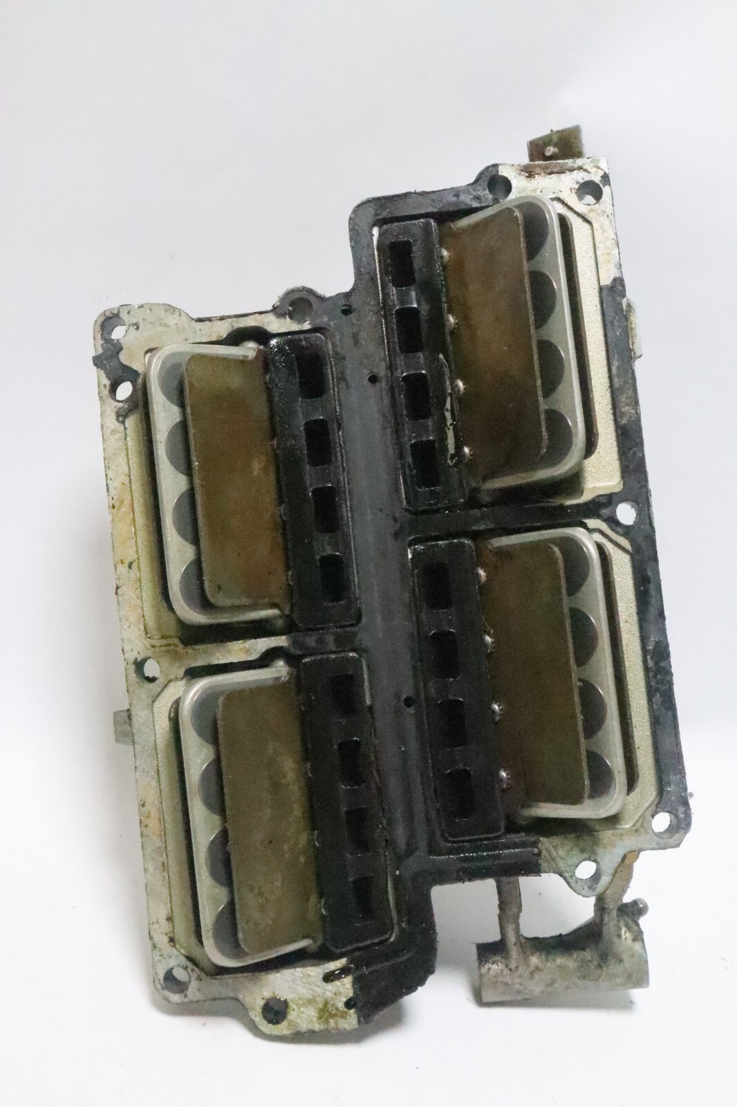 Johnson Evinrude 85-90-100-115-140 HP Intake Manifold 390454 Reed Valve 325590 - Image 9
