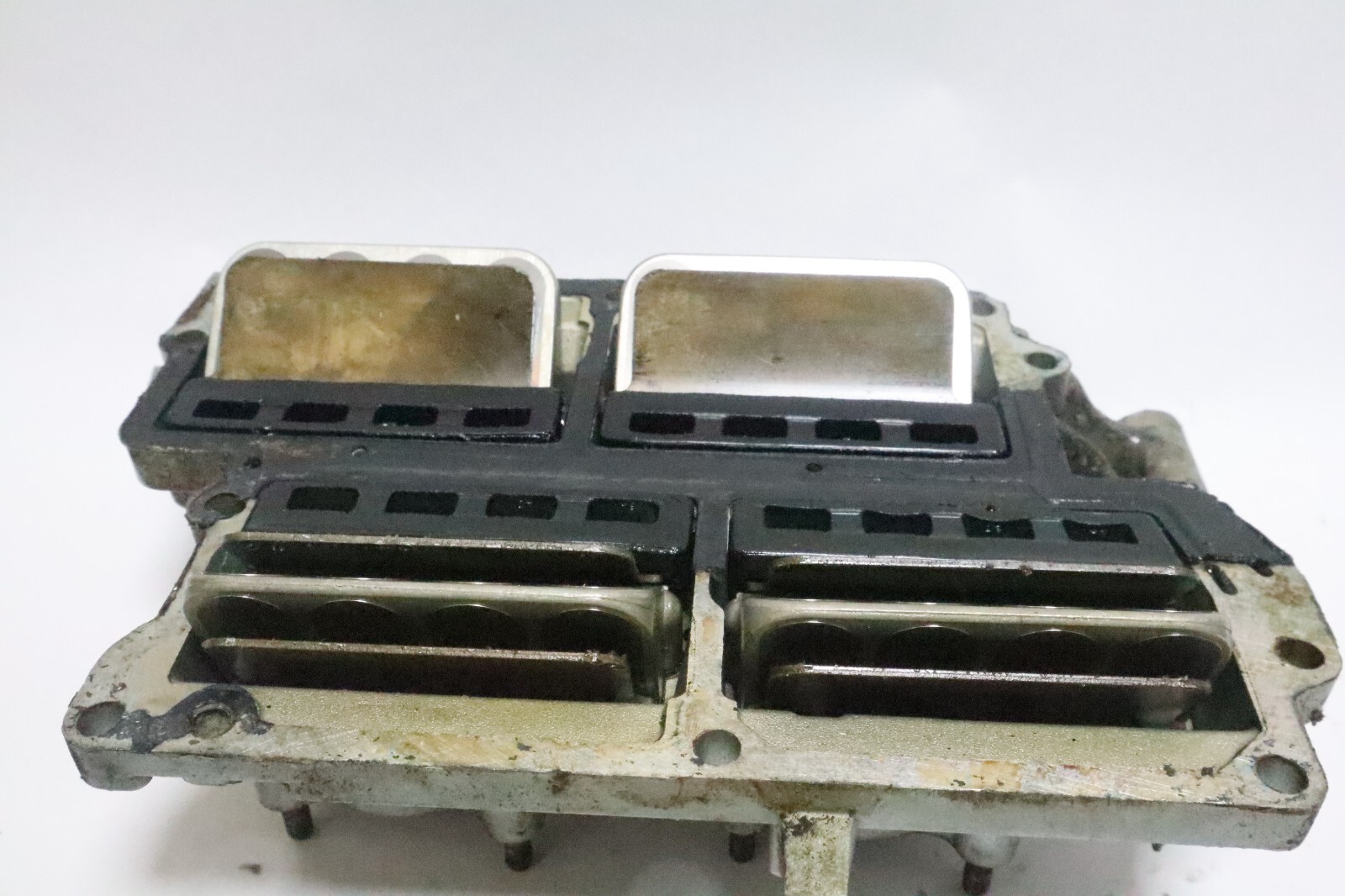 Johnson Evinrude 85-90-100-115-140 HP Intake Manifold 390454 Reed Valve 325590 - Image 10