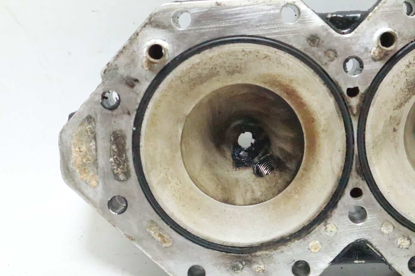 Evinrude 150 HP FICHT Port Cylinder Head PN 0439562 Fits 1997-1998 - Image 15