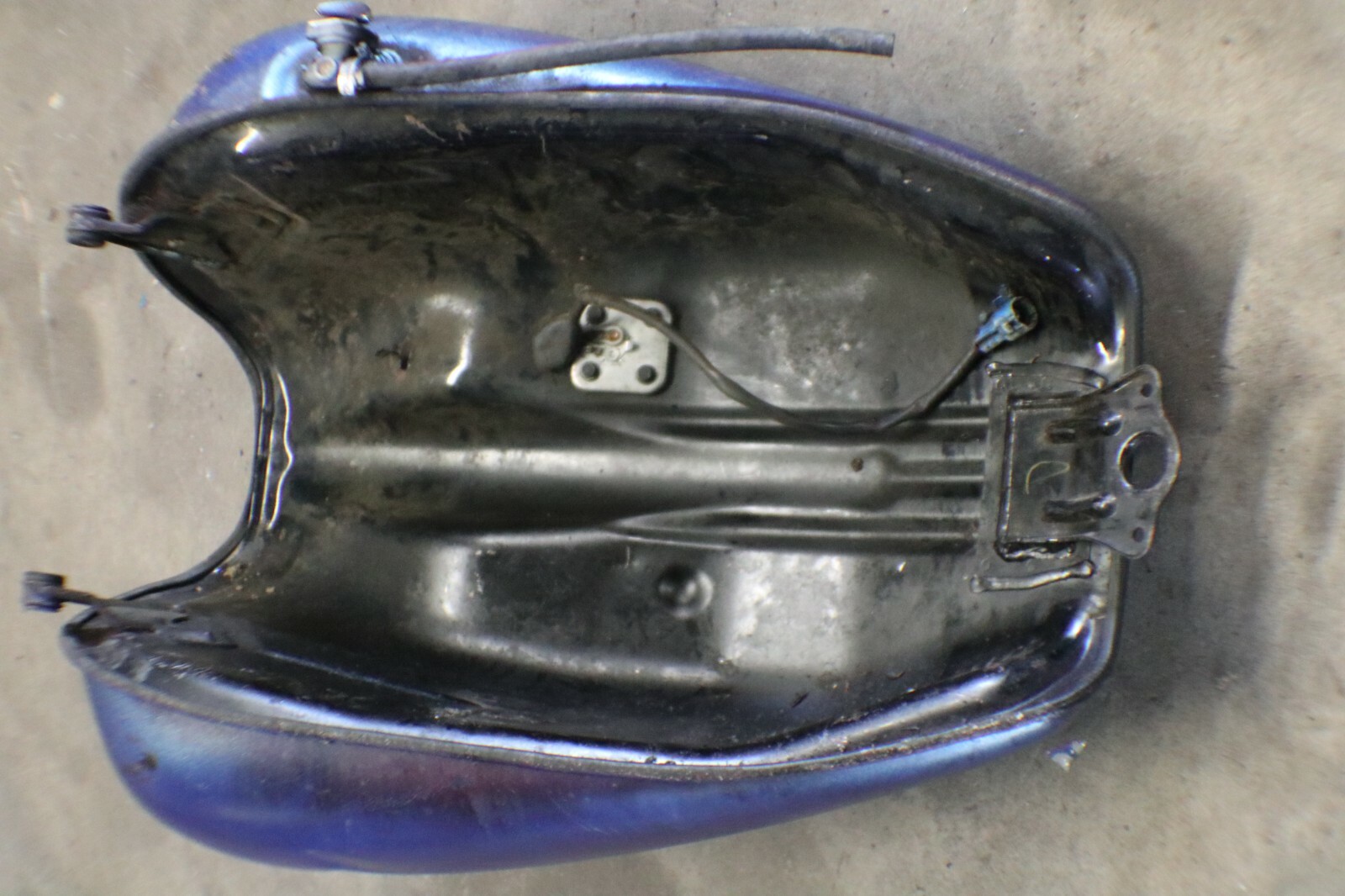 1999-2013 Yamaha Royal Star Venture XVZ1300 1300 FUEL GAS PETRO TANK - Image 9