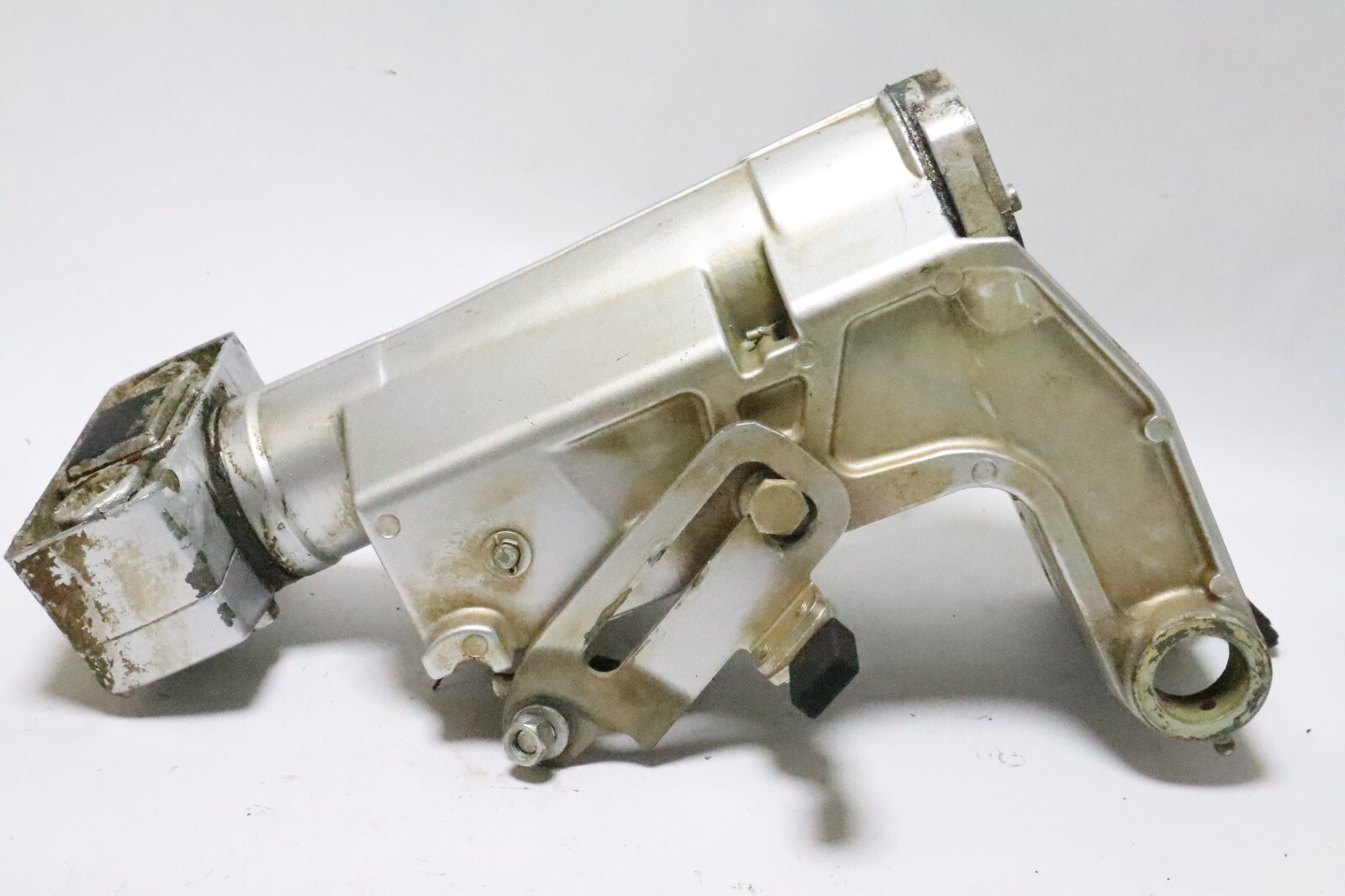 43111-94401-02M Suzuki 1984 Swivel & Steering Bracket Assembly DT 40 HP