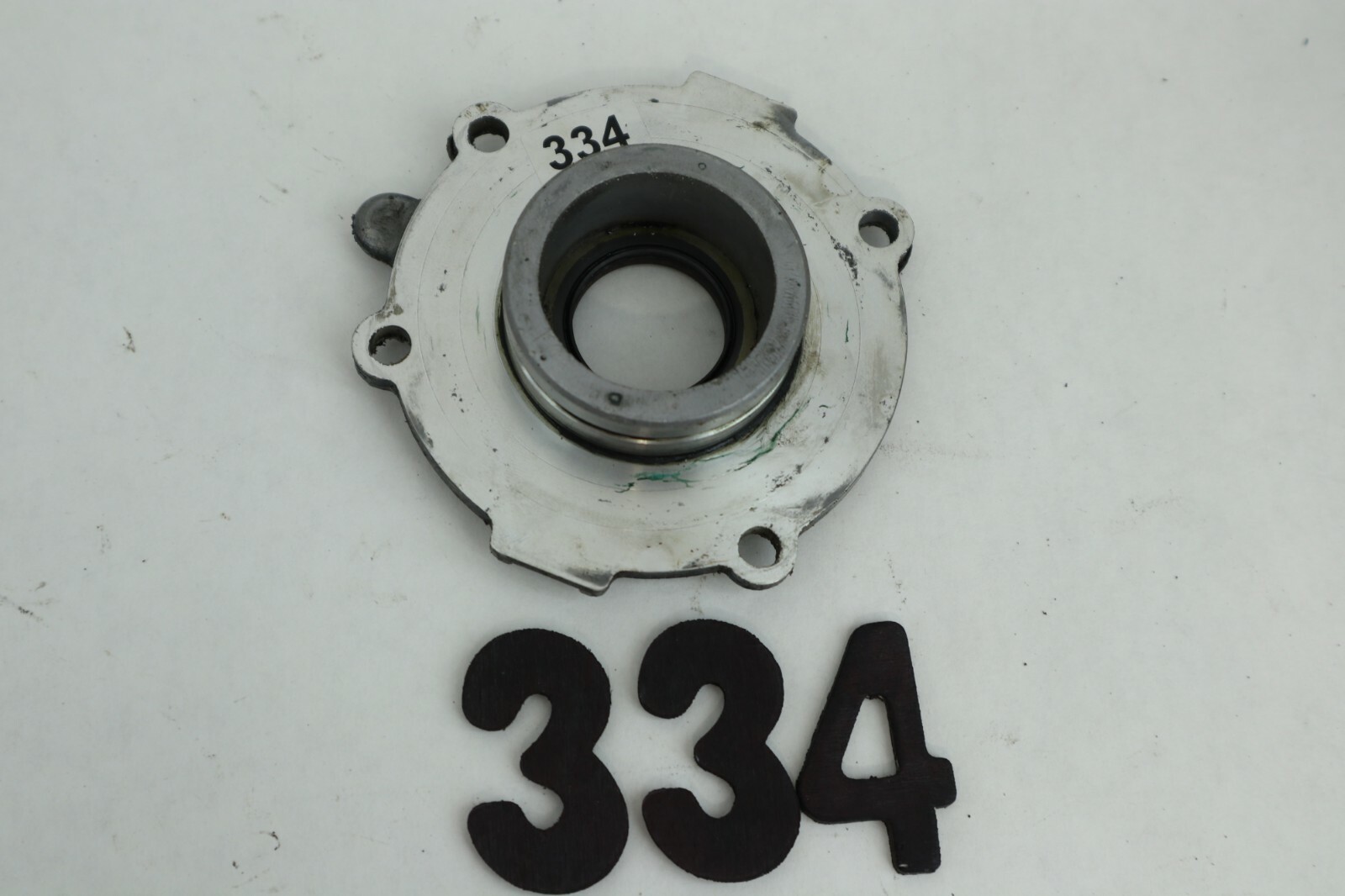 Yamaha Outboard 25 30 hp Oil Seal Housing 689-15359-00-94 - Image 2