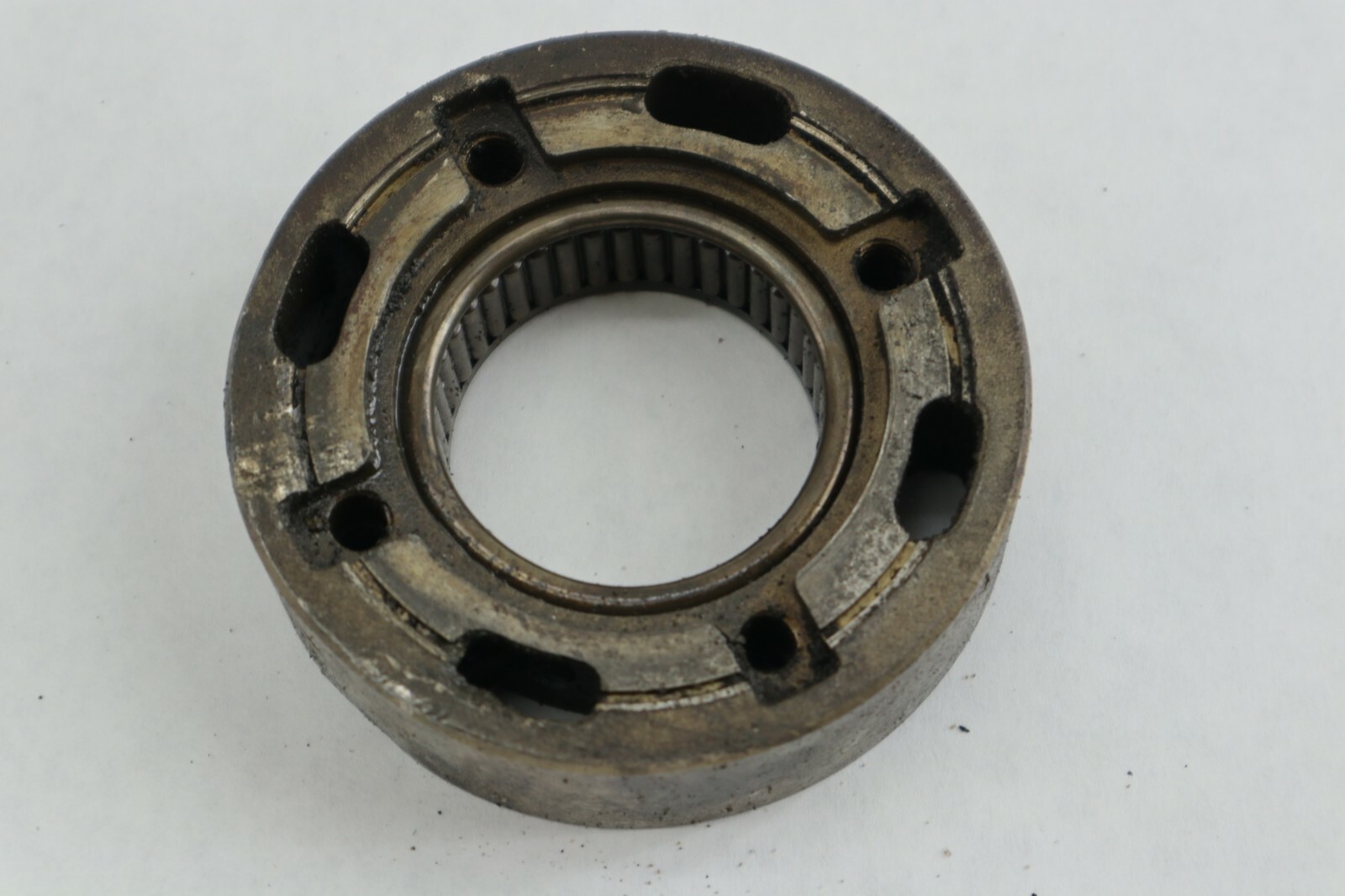 Used Force 85 - 150 HP L Drive Reverse Gear CARRIER HOLDER F2A694662 - Image 2