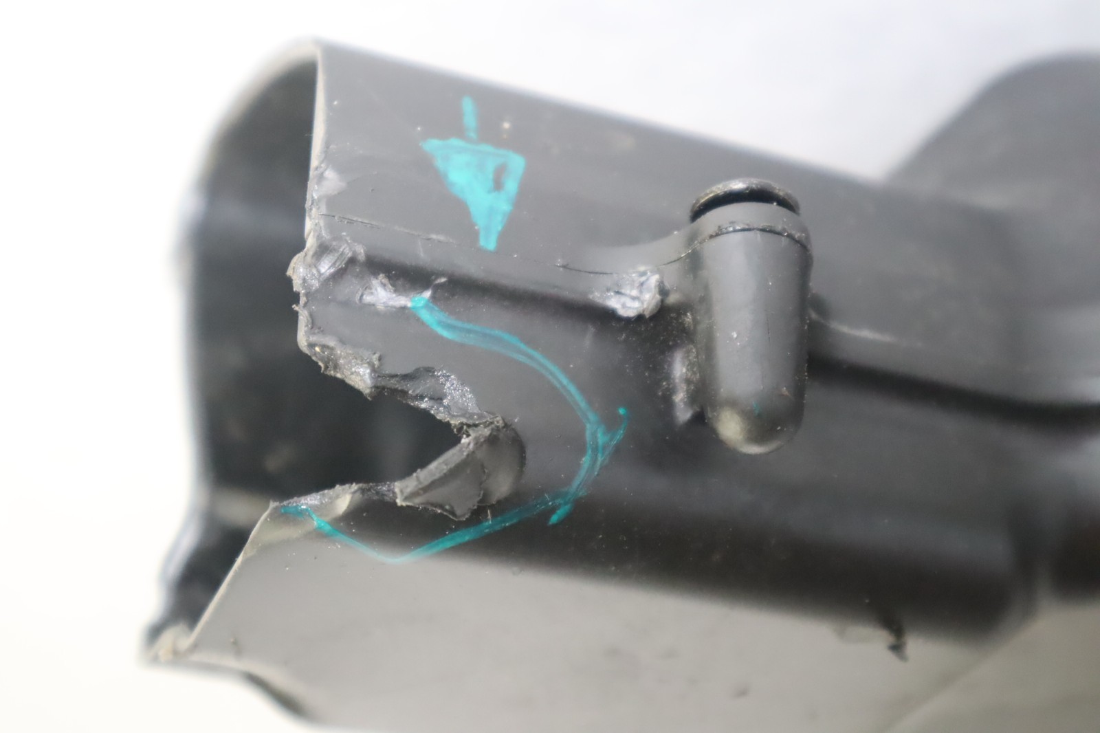 HONDA MARINE OUTBOARD BF 200 225 MUFFLER CASE 17372-ZY3-000 has damage see pics - Image 2