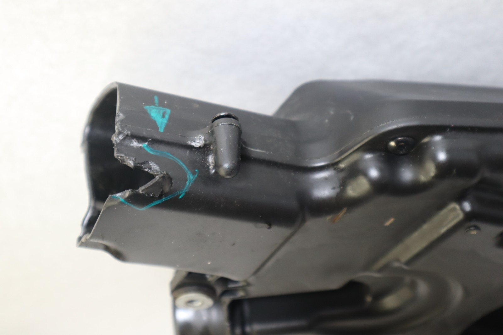 HONDA MARINE OUTBOARD BF 200 225 MUFFLER CASE 17372-ZY3-000 has damage see pics - Image 8