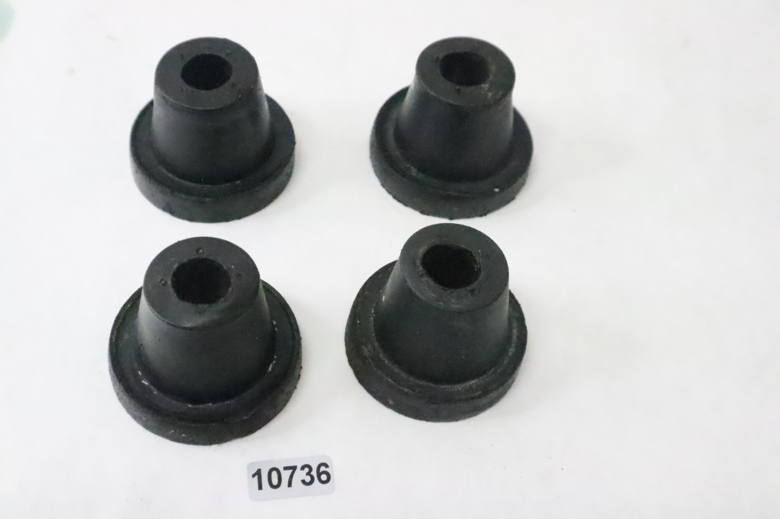 OEM JOHNSON 200 GT 6 CYLINDER CYL OUTBOARD 200 HP LOWER COWL COVER RUBBER MOUNTS - Image 2