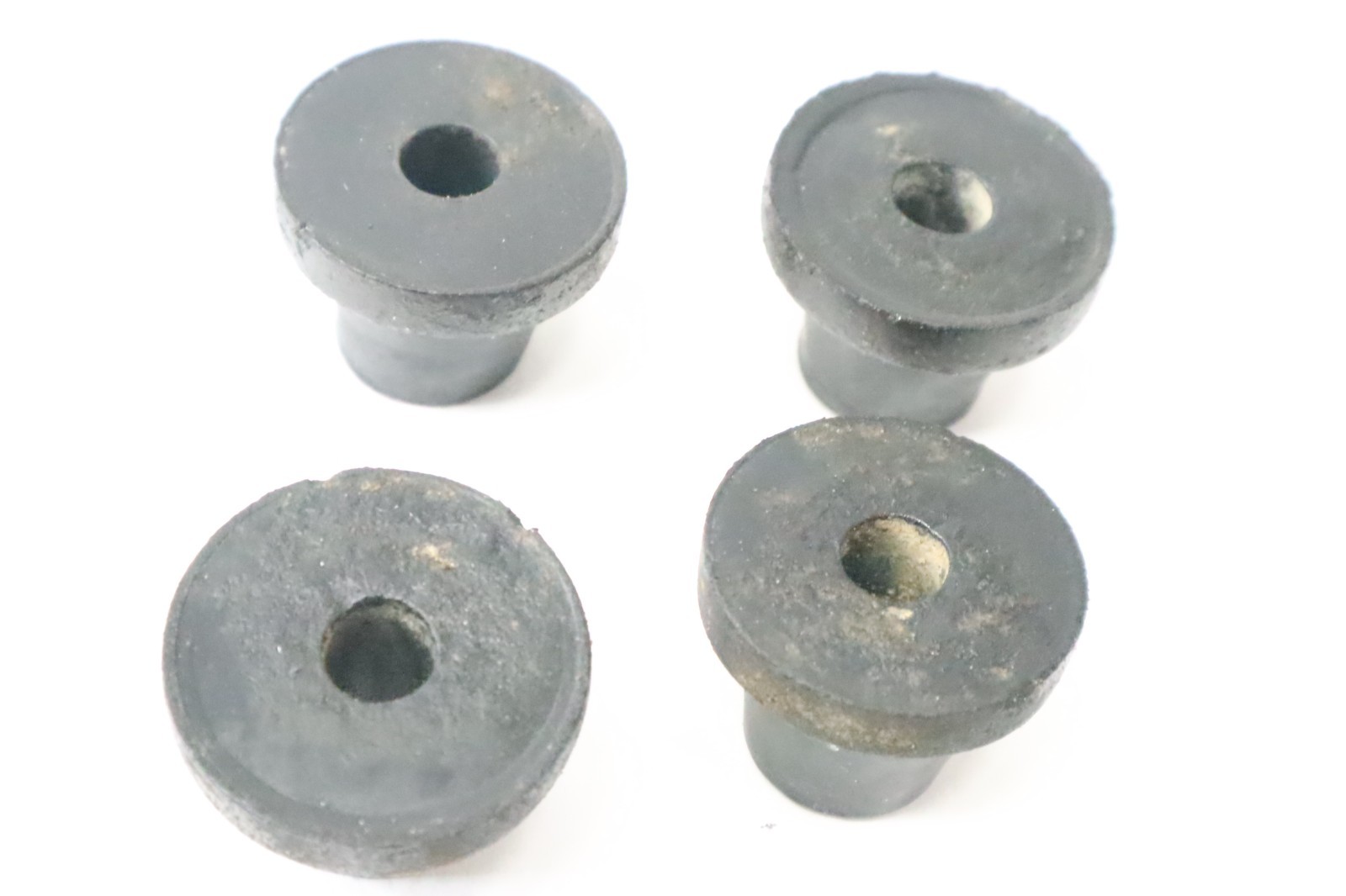 OEM JOHNSON 200 GT 6 CYLINDER CYL OUTBOARD 200 HP LOWER COWL COVER RUBBER MOUNTS - Image 3
