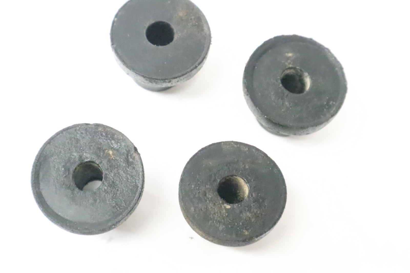 OEM JOHNSON 200 GT 6 CYLINDER CYL OUTBOARD 200 HP LOWER COWL COVER RUBBER MOUNTS - Image 4