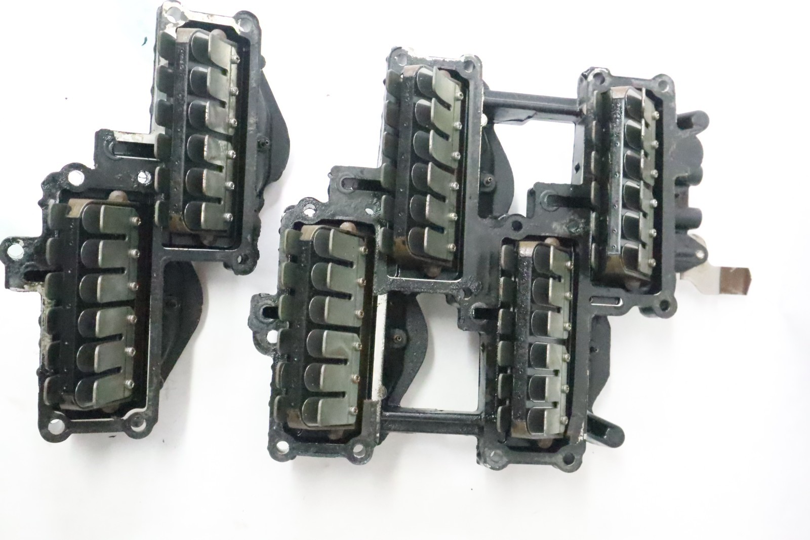 UPPER LOWER INTAKE MANIFOLD w REED PLATE 0437340 JOHNSON 95-2001 200HP