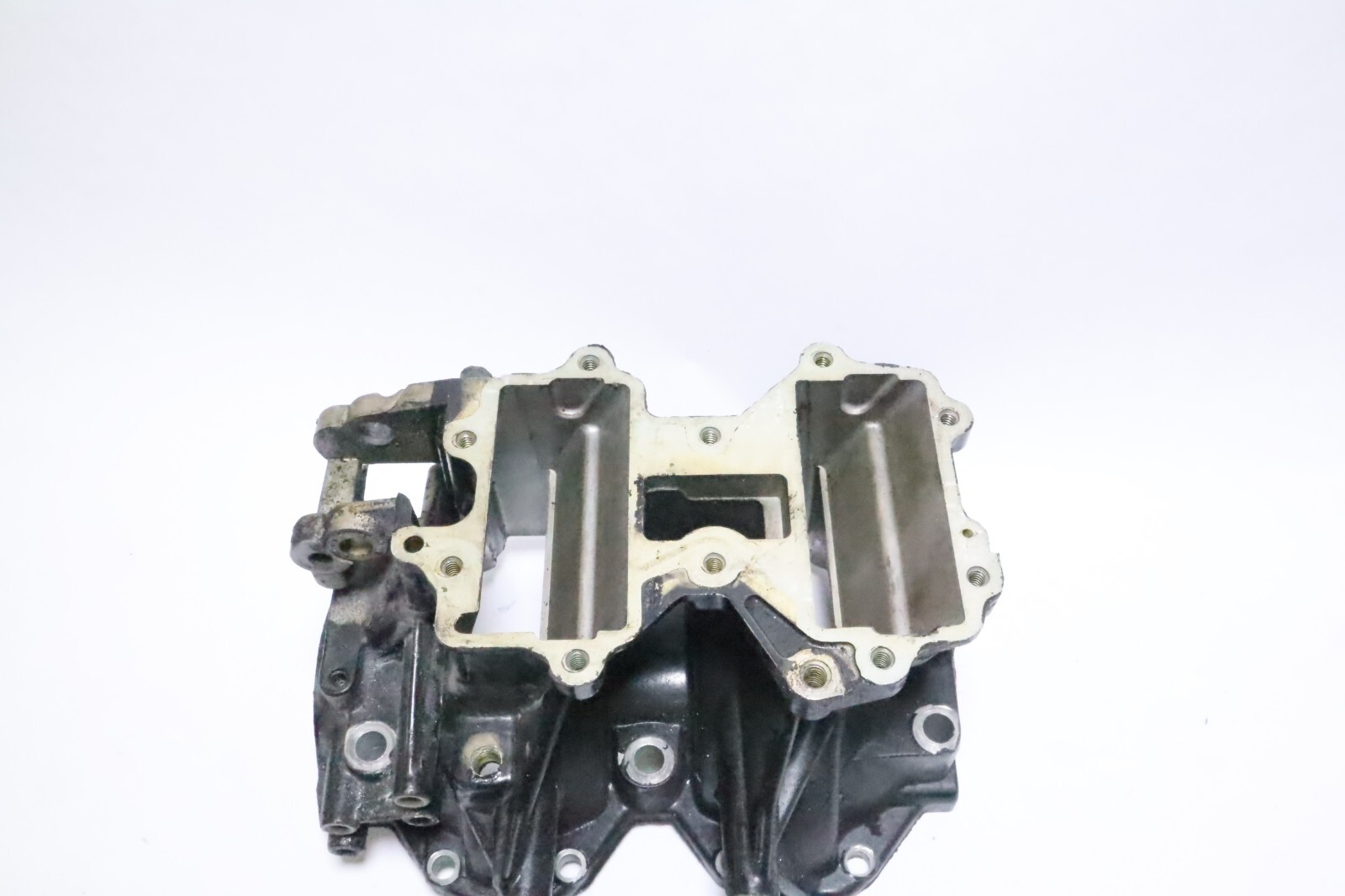 1998-05 Johnson Evinrude 40HP 2 Stroke INTAKE SIDE OF CRANKCASE 332401 - Image 4