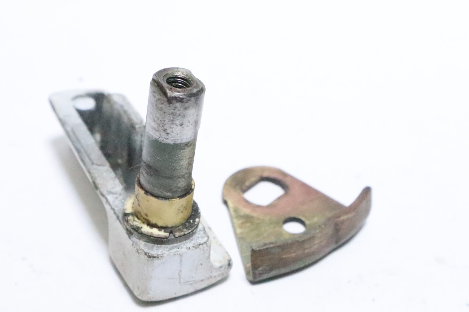 384338 Evinrude Johnson 60-65-70-75 Hp Outboard Rear Handle Hood Latch 1976 - Image 7