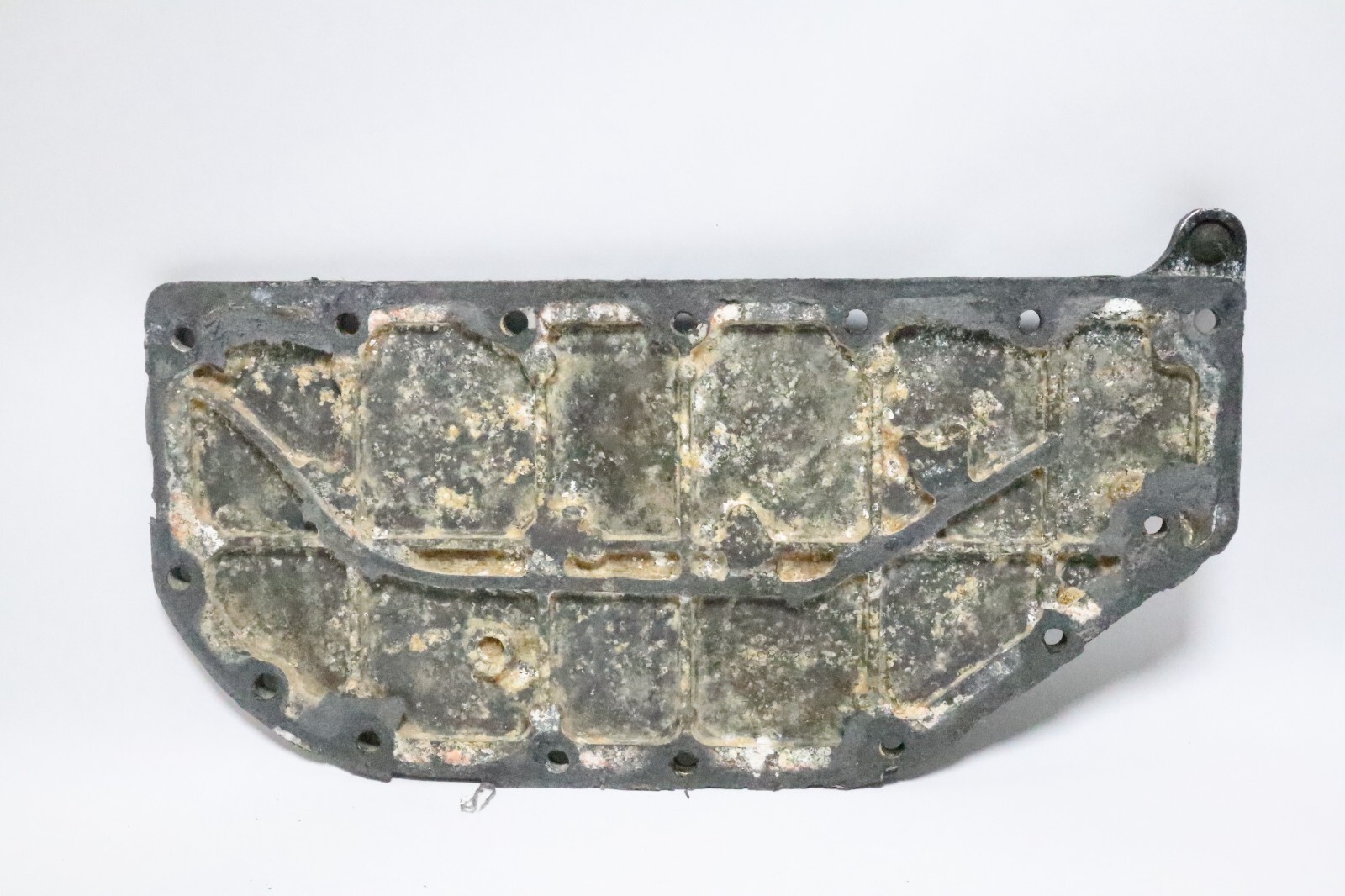 0329834 0343864 Evinrude Johnson 50-70 Hp Outboard Exhaust Manifold Cover - Image 7