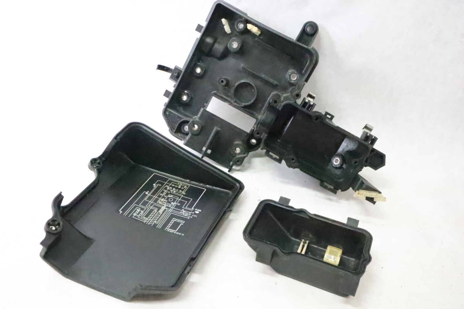 OEM FUSE BOX ASSY 68F-82170-01-00 YAMAHA OUTBOARD 2000-2003 150 175 200 HP HPDI - Image 7