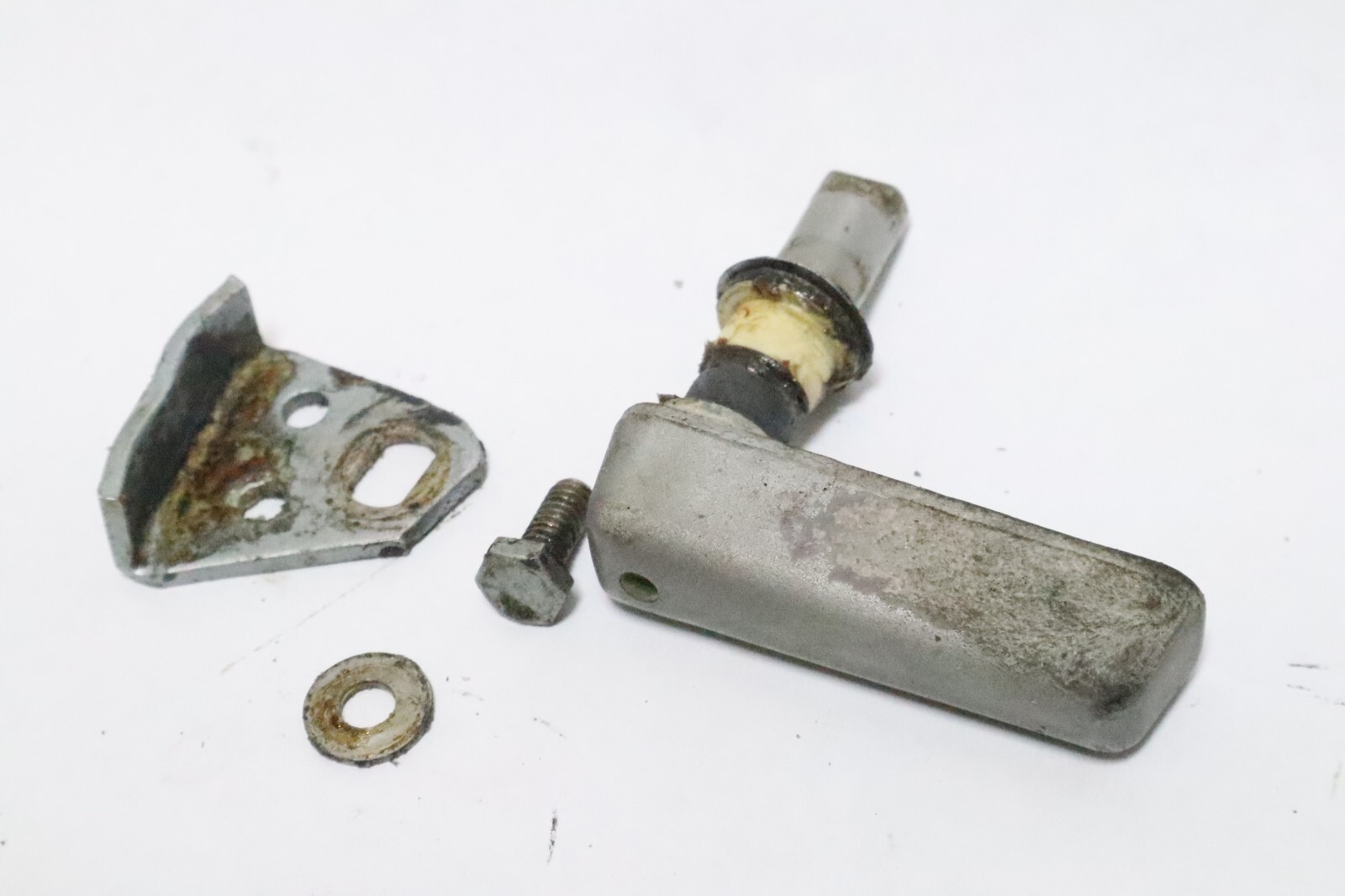*OEM* Johnson Evinrude Rear Latch Handle Assy 395758 0395758 - Image 2
