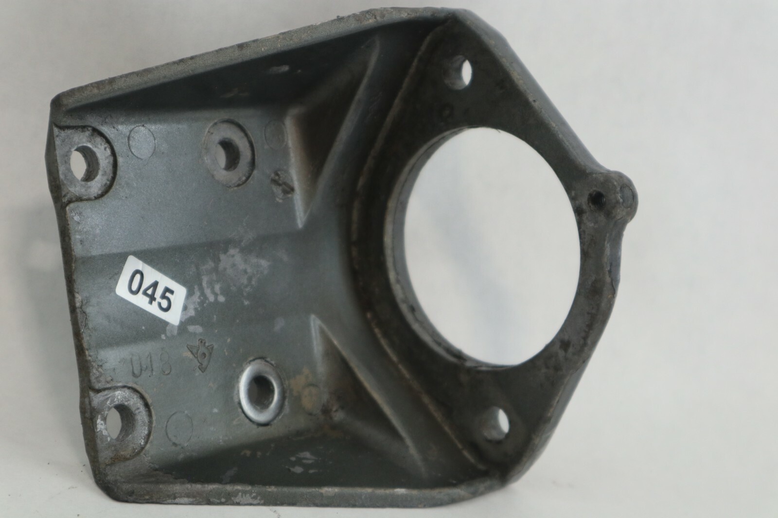 Suzuki Outboard DT 75 Starter Motor Bracket 31911-95600 - Image 2