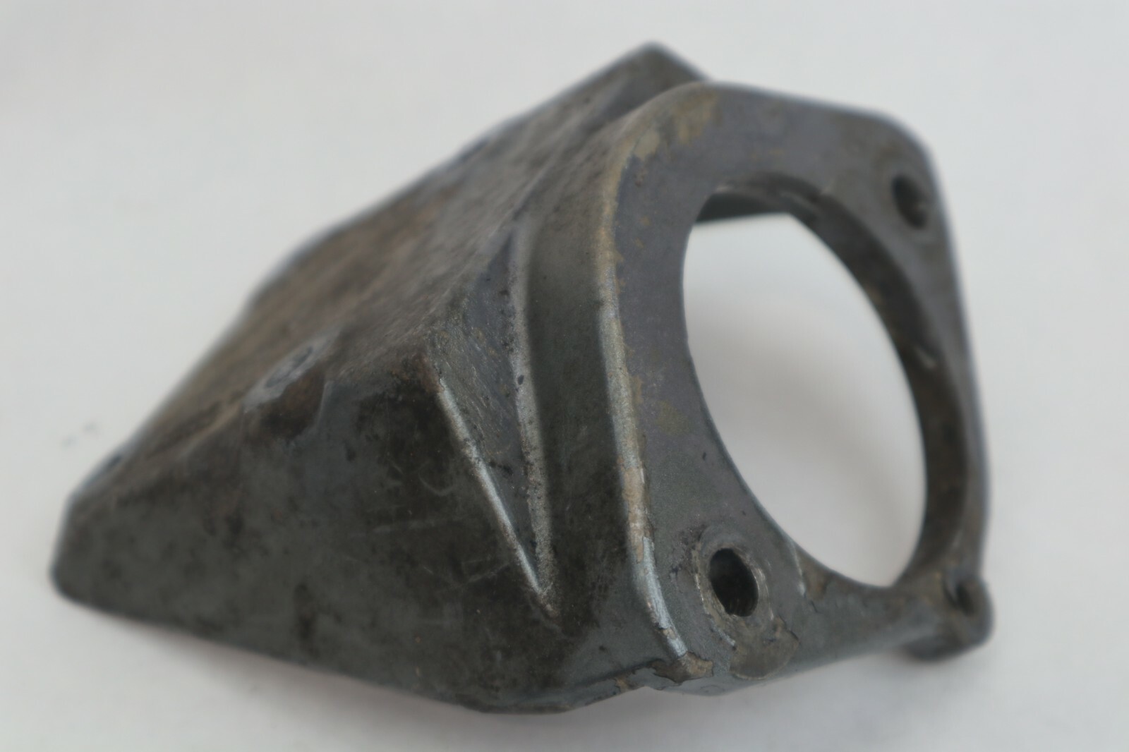 Suzuki Outboard DT 75 Starter Motor Bracket 31911-95600 - Image 10