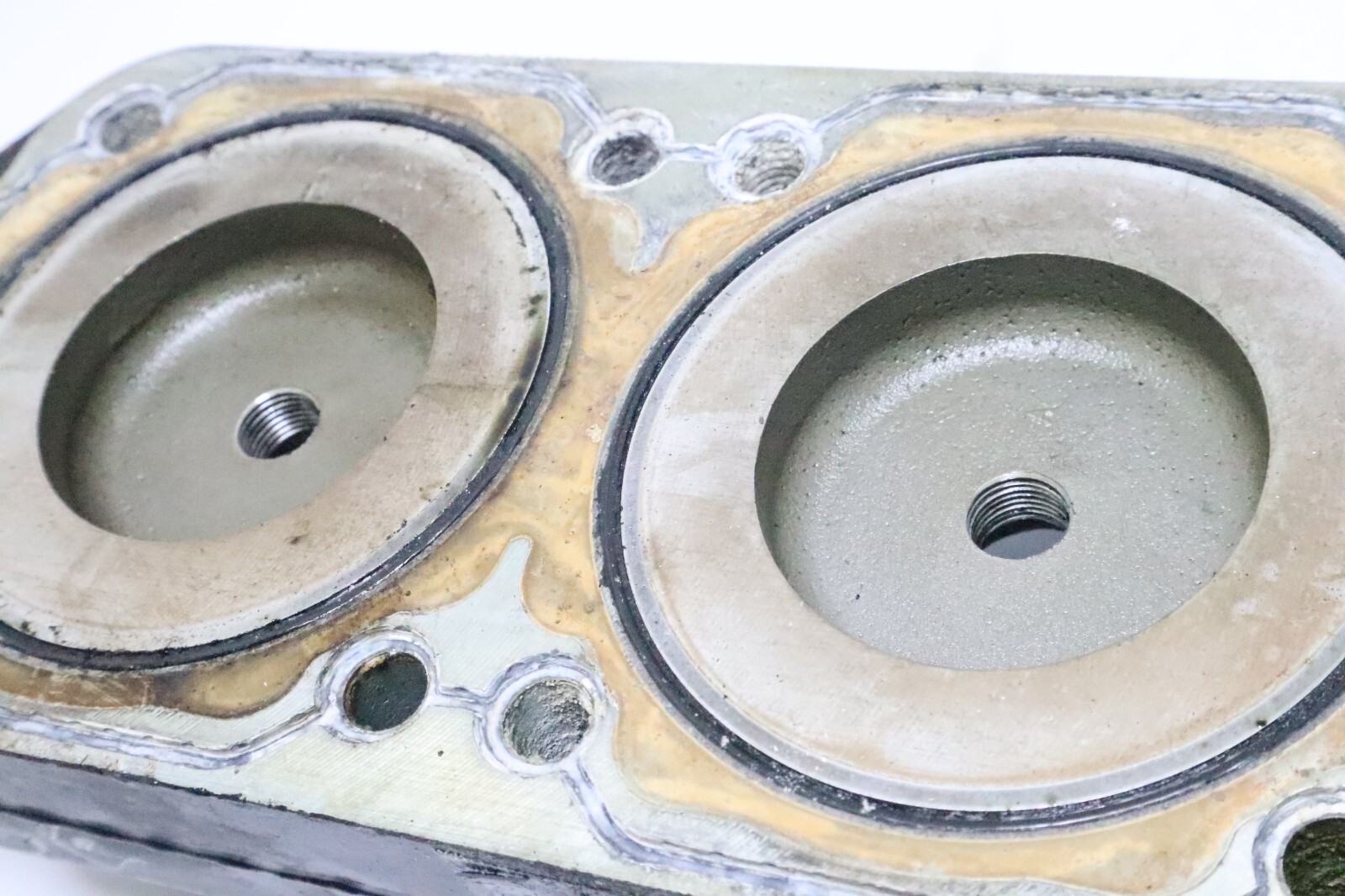 858281A9 858281T2 Mercury 2000-2005 Cylinder Head 135-200 HP XR6 MAG III - Image 9