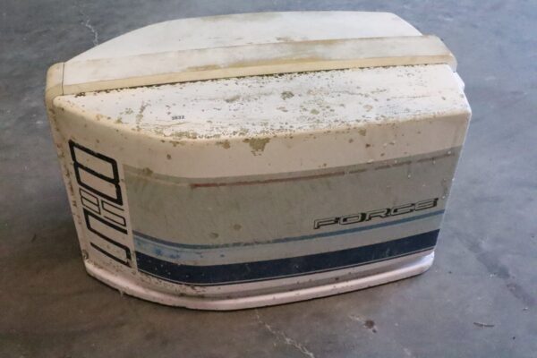 820624A1 ? FA549944 ? F3C653944 ? hood cover force chrysler 85hp NO insulation | Used
